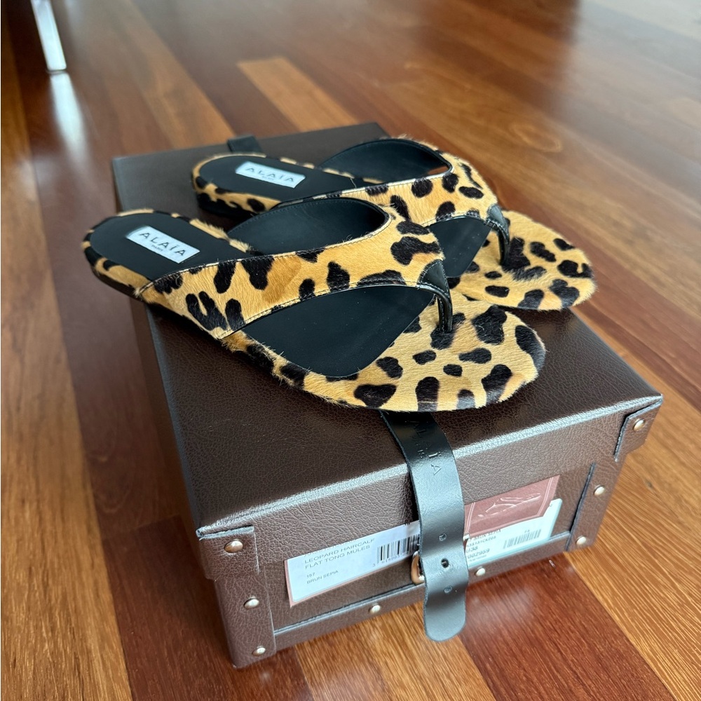 NWT - Alaia Leopard Haircalf Thong Sandals in Tan and Black